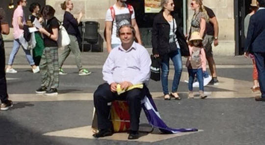 David Raventós ante la Torre Barcelona cuando realizó la huelga de hambre