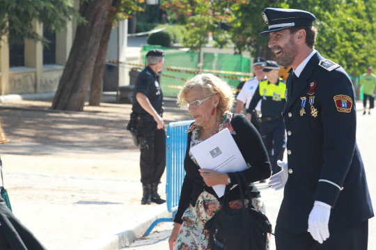 Carmena con un miembro de la Policía Municipal vestido de gala