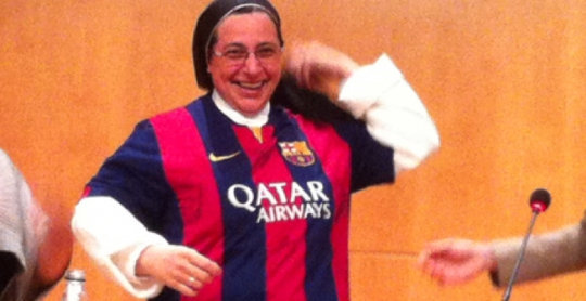 Sor Lucía Caram luciendo la camiseta del Fútbol Club Barcelona