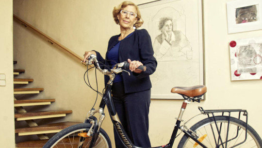 Manuela Carmena posando en bicicleta