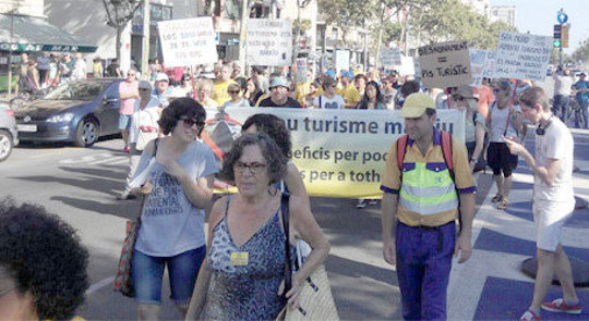 Llum Ventura consejera de distrito de Barcelona en común manifestándose contra las políticas de su compañera concejal