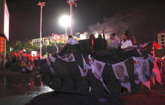 Tanque tomado por partidarios de Erdogan