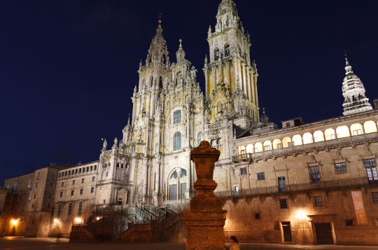Catedral de Santiago iluminada al anochcer