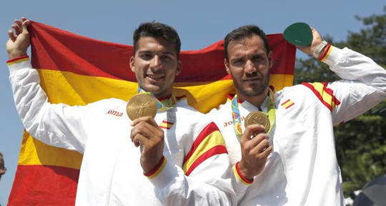 Saúl Craviotto y Cristian Toro con las medallas obtenidas