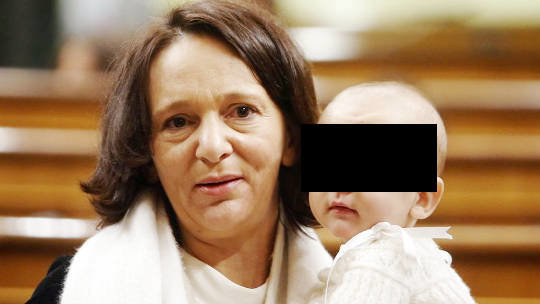 Carolina Bescansa con su hijo en el Parlamento