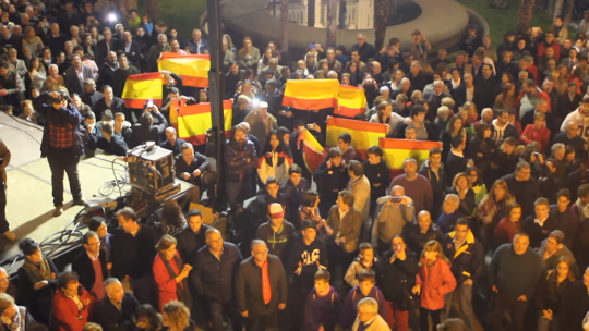 Vecinos de Alba de Tormes pitando y mostrando la bandera de España a la monja separatista