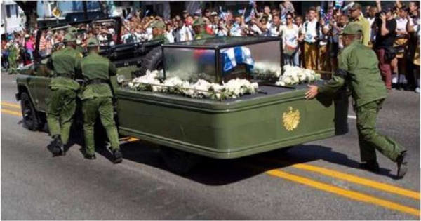 Jeep que transportaba los restos de Fidel Castro empujado por los soldados