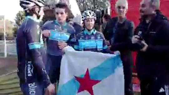 Ciclistas gallegos con la "Esteleira"