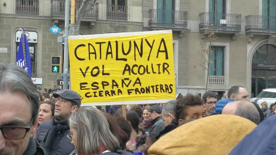 Cartel: Cataluña quiere acoger, España cierra fronteras