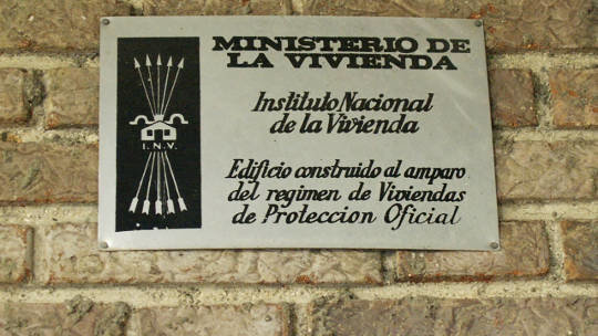 Placa del Ministerio de Vivienda del 1957