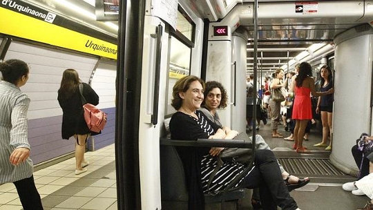 Ada Colau en un acto propagandístico en el metro de Barcelona