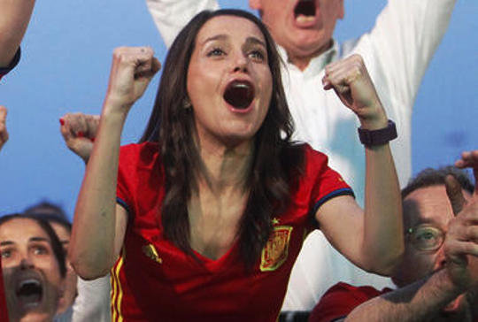 Arrimadas celebrando un gol de la Selección Española