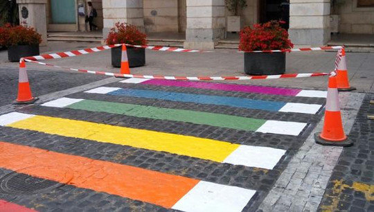 Paso de cebra de las calles de Gandía con la bandera arcoiris