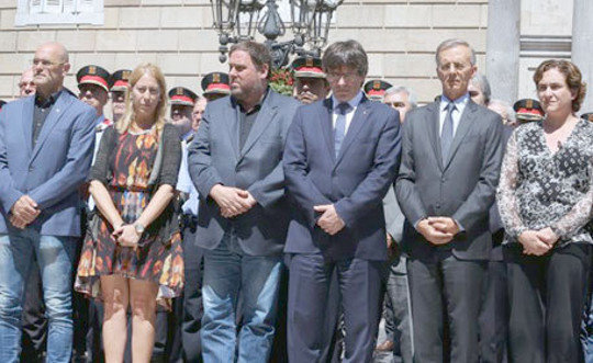 Puigdemont y Junqueras reunidos en el minuto de silencio en Plaza Sant Jaume