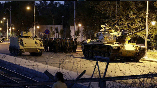 Tanques en las calles de Ankara