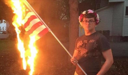 Joven Mellot quemando la bandera de EEUU