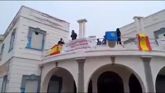 Jóvenes marroquíes durante su protesta en el antiguo consulado español