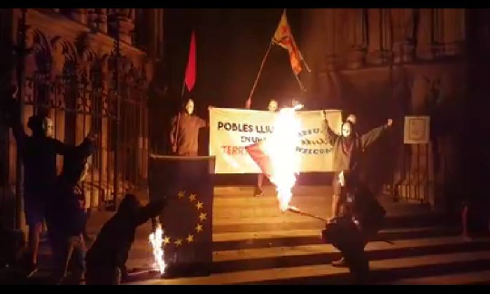 Jóvenes separatistas quemando las banderas de España y la Unión Europea en Vilafranca del Penedés